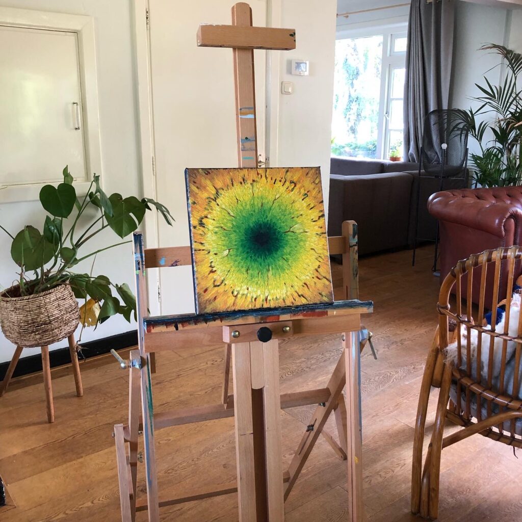 When practicing yoga and meditation I often see images in my minds eye. This art painting represents the eye of the universe. It is constructed using brushes to paint acrylics on canvas.
Bij het beoefenen van yoga en meditatie zie ik vaak beelden. Dit schilderij vertegenwoordigt het oog van het universum. Het is geschilderd met acrylverf op canvas. 30 x 30 centimeter